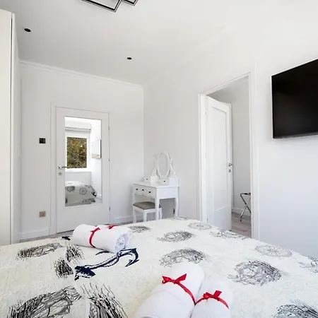 Ella Apartment *
